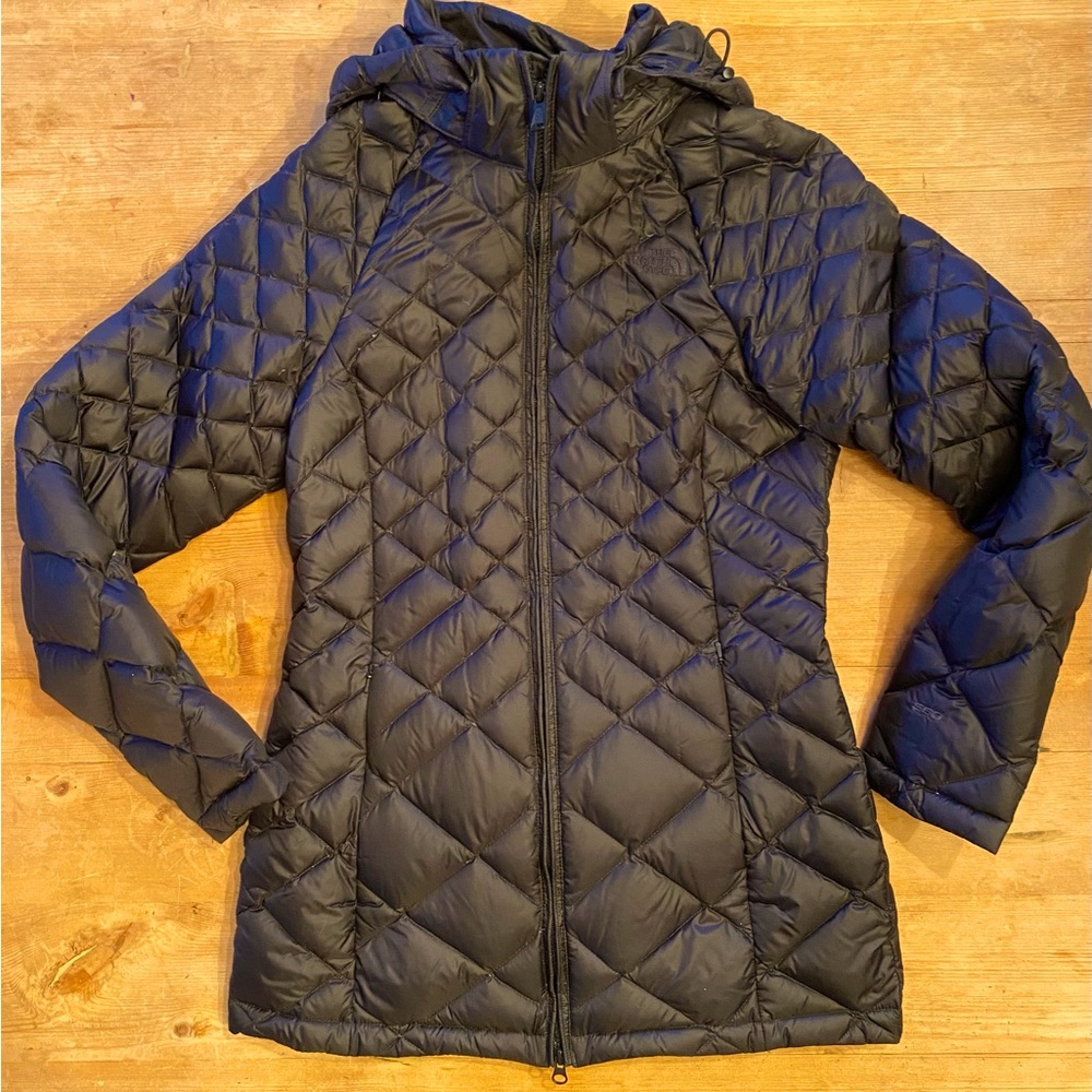 Womens’s North Face thigh-length parka with removable hood.